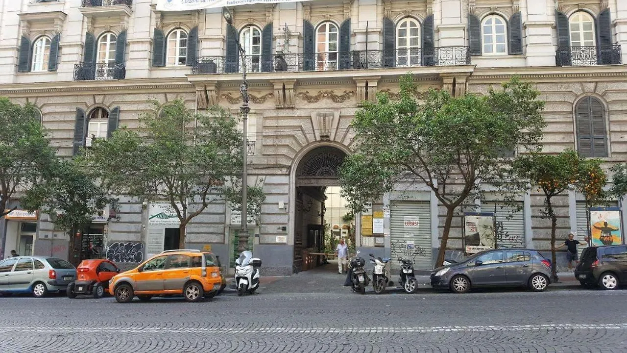 Napolinn 3*, Naples