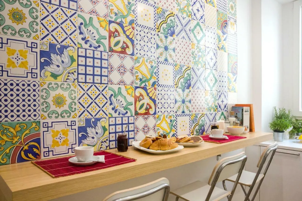 Napolinn 3*, Naples